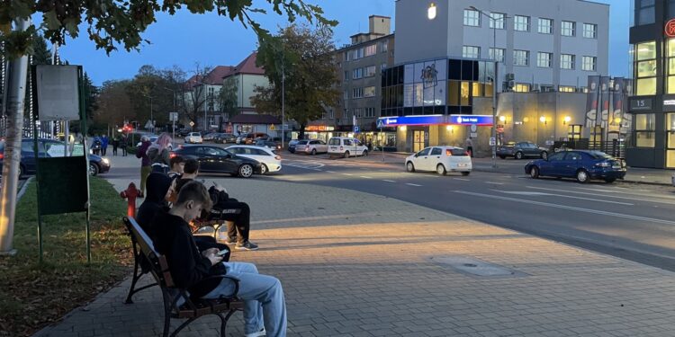 31.10.2023. Sandomierz. Przystanki bez wiat / Fot. Grażyna Szlęzak - Radio Kielce