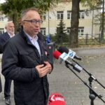 20.10.2023. Busko-Zdrój. Działacze i parlamentarzyści Koalicji Obywatelskiej dziękują za poparcie mieszkańcom Ponidzia. Na zdjęciu: Artur Gierada - przewodniczący świętokrzyskich struktur PO, który zdobył mandat posła w wyborach / Fot. Michał Kita - Radio Kielce