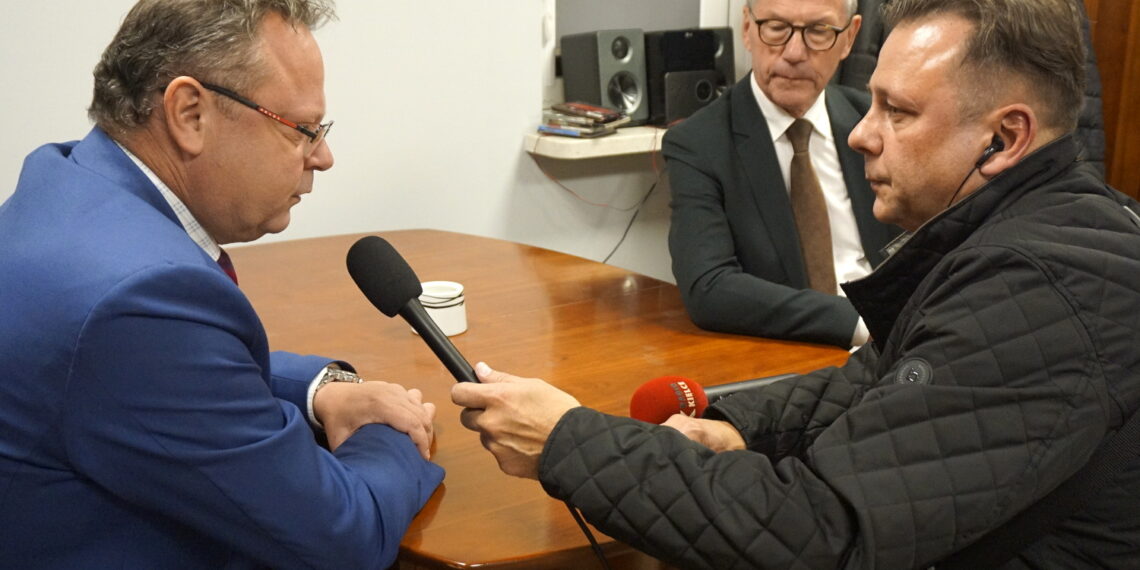 15.10.2023. Kielce. Sztab wyborczy Nowej Lewicy. Na zdjęciu: poseł Andrzej Szejna, Henryk Milcarz - kandydat na senatora, Robert Szumielewicz - Radio Kielce / Fot. Kamil Król - Radio Kielce