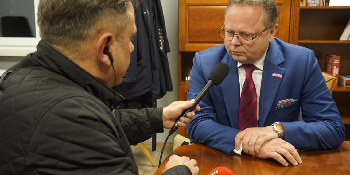 15.10.2023. Kielce. Sztab wyborczy Nowej Lewicy. Na zdjęciu: Robert Szumielewicz - Radio Kielce, poseł Andrzej Szejna / Fot. Kamil Król - Radio Kielce