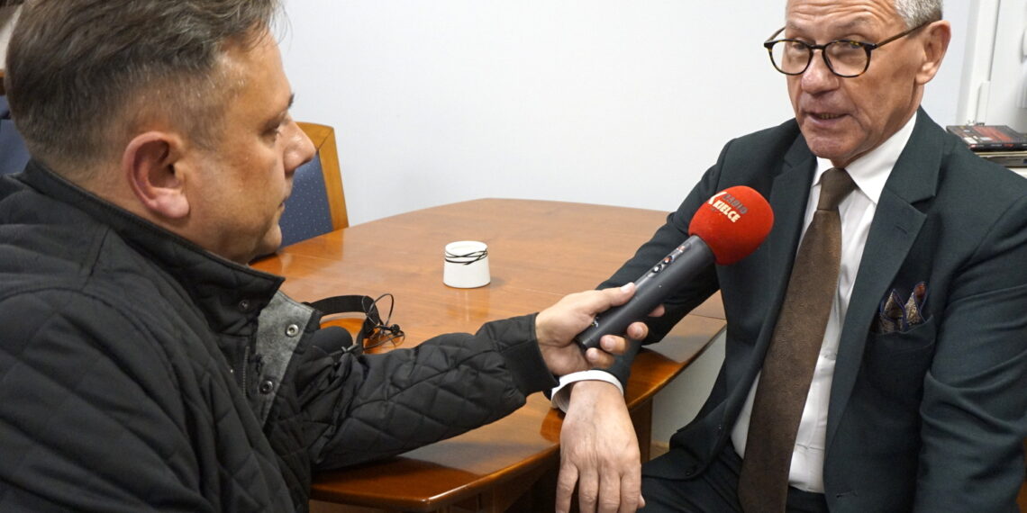 15.10.2023. Kielce. Sztab wyborczy Nowej Lewicy. Na zdjęciu: Robert Szumielewicz - Radio Kielce, Henryk Milcarz - kandydat na senatora / Fot. Kamil Król - Radio Kielce