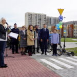 30.10.2023. Kielce. Otwarcie miasteczka ruchu drogowego. Na zdjęciu (przy mikrofonie): Marzena Tranowska - dyrektor Szkoły Podstawowej numer 33 / Fot. Radio Kielce