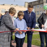 30.10.2023. Kielce. Otwarcie miasteczka ruchu drogowego. Na zdjęciu (od lewej): Ilona Hen - pomysłodawczyni projektu, Borys Sobotka - wiceprzewodniczący samorządu uczniowskiego, Marcin Chłodnicki - zastępca prezydenta Kielc, Marzena Tranowska - dyrektor Szkoły Podstawowej numer 33 / Fot. Radio Kielce