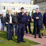 30.10.2023. Kielce. Otwarcie miasteczka ruchu drogowego. Na zdjęciu (od lewej): Marzena Tranowska - dyrektor Szkoły Podstawowej numer 33, asp. sztab. Grzegorz Kazuń - dzielnicowy os. Świętokrzyskiego, Piotr Łojek- dyrektor Wydziału Edukacji, Kultury i Sportu Urzędu Miasta Kielce, Marcin Chłodnicki - zastępca prezydenta Kielc / Fot. Radio Kielce