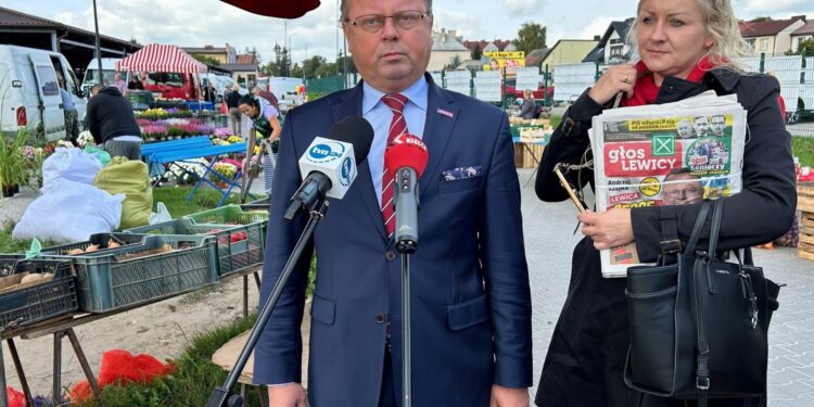 06.10.2023. Pińczów. Konferencja Nowej Lewicy. Na zdjęciu: poseł Andrzej Szejna, Małgorzata Marenin - działaczka Nowej Lewicy / Fot. Daniel Czwartosz - Radio Kielce