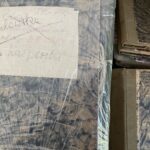 09.10.2023. Końskie. Biblioteka. Dokumenty, książki i archiwa zasłużonych dla Konecczyzny partyzantów - Jana i Józefa Wroniszewskich oraz Bogumiła Kacperskiego / Fot. Magdalena Galas-Klusek - Radio Kielce