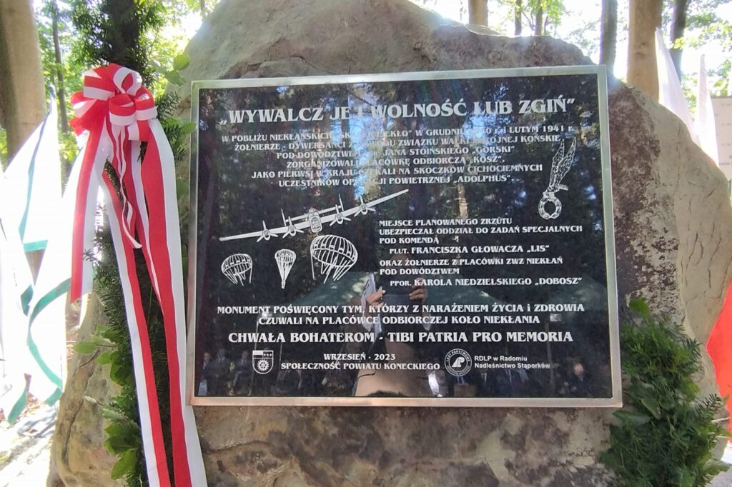 Niekłań. Pomnik upamiętniający miejsce planowanego pierwszego zrzutu lotniczego. / Fot. Regionalna Dyrekcja Lasów Państwowych w Radomiu