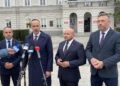 06.10.2023. Kielce. Konferencja. Na zdjęciu (od lewej): radny Piotr Kisiel, Janusz Kowalski - wiceminister rolnictwa, poseł Mariusz Gosek, Tomasz Jamka – członek zarządu województwa świętokrzyskiego / Fot. Michał Kita – Radio Kielce