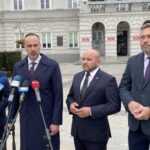 06.10.2023. Kielce. Konferencja. Na zdjęciu (od lewej): radny Piotr Kisiel, Janusz Kowalski - wiceminister rolnictwa, poseł Mariusz Gosek, Tomasz Jamka – członek zarządu województwa świętokrzyskiego / Fot. Michał Kita – Radio Kielce