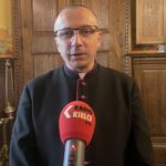 17.10. 2023. Sandomierz. Bazylika katedralna. Prace dotyczące więźby dachowej. Na zdjęciu ks Jacek Marchewka - proboszcz parafii katedralnej / Fot. Grażyna Szlęzak – Radio Kielce