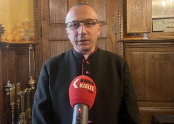 17.10. 2023. Sandomierz. Bazylika katedralna. Prace dotyczące więźby dachowej. Na zdjęciu ks Jacek Marchewka - proboszcz parafii katedralnej / Fot. Grażyna Szlęzak – Radio Kielce