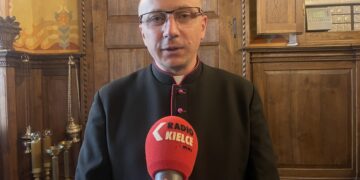 17.10. 2023. Sandomierz. Bazylika katedralna. Prace dotyczące więźby dachowej. Na zdjęciu ks Jacek Marchewka - proboszcz parafii katedralnej / Fot. Grażyna Szlęzak – Radio Kielce