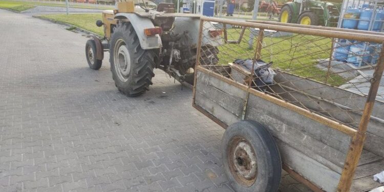 Pijany traktorzysta wiózł w przyczepce dzieci