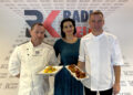 13.10.2023. Kielce. Smacznego Weekendu. Na zdjęciu (od lewej): kucharz Artur Drabik, Magdalena Sitek - Radio Kielce i kucharz Wojciech Olszewski / Fot. Angelika Rejnowicz - Radio Kielce