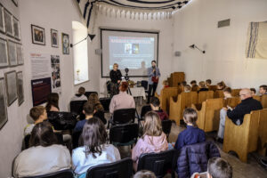 17.10.2023. Chmielnik. Ośrodek Edukacyjno-Muzealny „Świętokrzyski sztetl” w Chmielniku. Spotkanie z cyklu „Dzieciństwo w cieniu wojny”. Barbara Gawryluk – autorka książki „Teraz tu jest nasz dom”, Michał Brzoza – „Świętokrzyski sztetl”. / Fot. „Świętokrzyski sztetl”