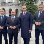 06.10.2023. Kielce. Konferencja. Na zdjęciu (od lewej): radny Piotr Kisiel, Janusz Kowalski - wiceminister rolnictwa, poseł Mariusz Gosek, Tomasz Jamka – członek zarządu województwa świętokrzyskiego / Fot. Michał Kita – Radio Kielce