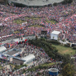 01.10.2023. Warszawa. Kampania wyborcza do parlamentu 2023. Uczestnicy zorganizowanego przez Koalicję Obywatelską „Marszu Miliona Serc” w Warszawie / Fot. PAP - Paweł Supernak