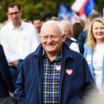 01.10.2023. Warszawa. Kampania wyborcza do parlamentu 2023. Były premier Leszek Miller podczas zorganizowanego przez Koalicję Obywatelską "Marszu Miliona Serc" / Fot. PAP - Marcin Obara