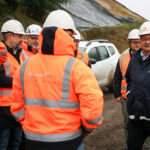 09.10.2023. Kraków. Minister infrastruktury Andrzej Adamczyk (z prawej) podczas konferencji prasowej w okolicy budowanego węzła Mistrzejowice w Krakowie. Konferencja dot. budowy drogi ekspresowej S7, a także drogi S52 (Północnej Obwodnicy Krakowa) / Fot. PAP - Łukasz Gągulski