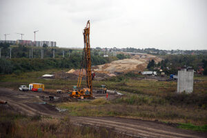 09.10.2023. Kraków. Okolica budowanego węzła Mistrzejowice w Krakowie. Trwa budowa drogi ekspresowej S7, a także drogi S52 (Północnej Obwodnicy Krakowa) / Fot. PAP - Łukasz Gągulski