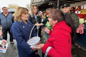 13.10.2023. Kielce. Anna Krupka zachęca do udziału w wyborach. Na zdjęciu (po lewej): Anna Krupka - wiceminister sportu i turystyki / Fot. Daniel Czwartosz - Radio Kielce