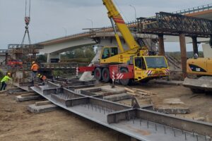 21.10.2023. Sandomierz. Pierwsze elementy konstrukcji nowego mostu w Sandomierzu już na placu budowy / Fot. GDDKiA w Kielcach