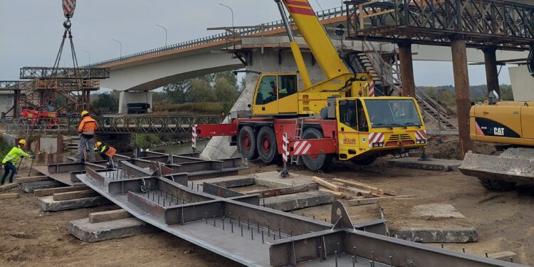 21.10.2023. Sandomierz. Pierwsze elementy konstrukcji nowego mostu w Sandomierzu już na placu budowy / Fot. GDDKiA w Kielcach