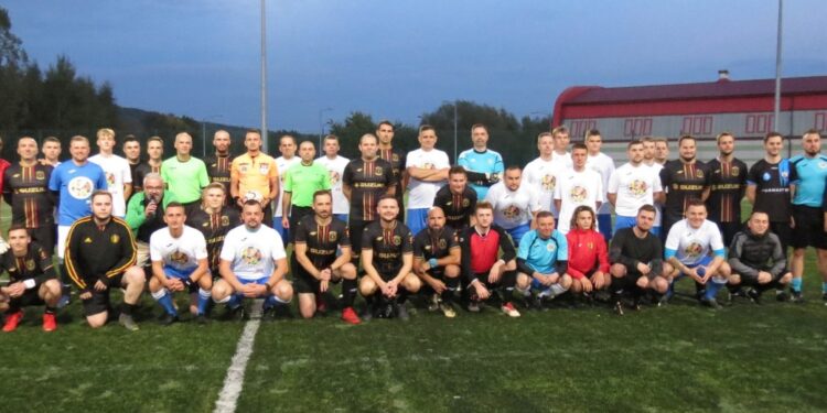 Dziennikarze i sędziowie piłkarscy zagrali dla Leszka Salwy