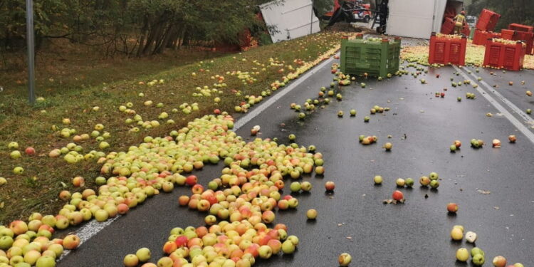 Zderzenie trzech pojazdów. 15 ton jabłek na drodze. Są ranni