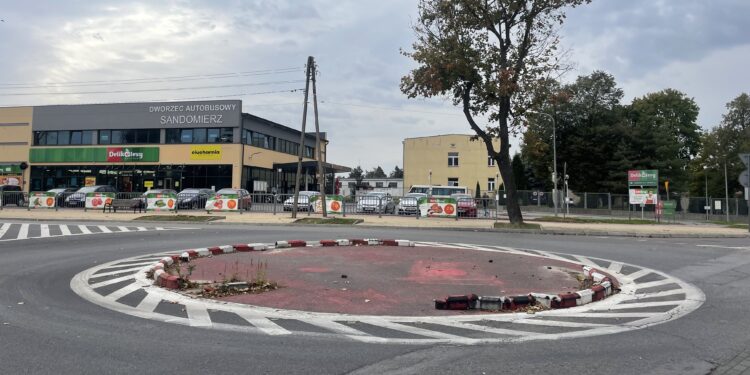 13.10.2023. Sandomierz. Rondo u zbiegu ulic Wojska Polskiego i 11 Listopada / Fot. Grażyna Szlęzak - Radio Kielce