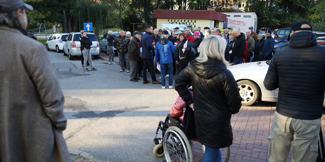 18.10.2023. Kielce. Interwencja Radia Kielce. Problem z parkowaniem przy ul. Orkana. / Fot. Wiktor Taszłow - Radio Kielce