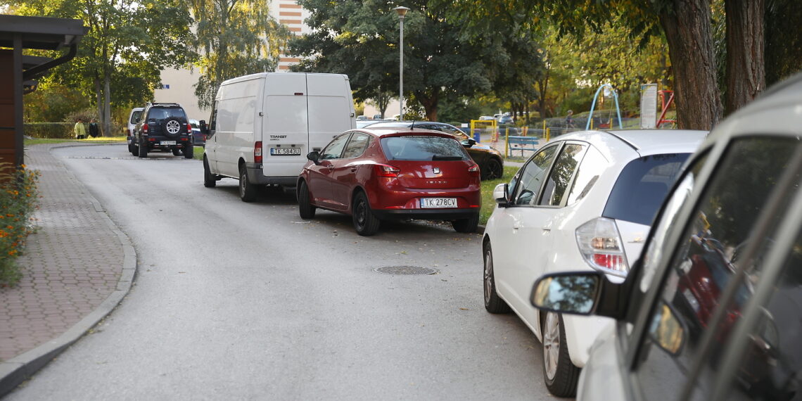 18.10.2023. Kielce. Interwencja Radia Kielce. Problem z parkowaniem przy ul. Orkana. / Fot. Wiktor Taszłow - Radio Kielce