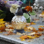 28.10.2023. Kielce. Sprzątanie grobów / Fot. Wiktor Taszłow - Radio Kielce