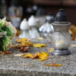 28.10.2023. Kielce. Sprzątanie grobów / Fot. Wiktor Taszłow - Radio Kielce