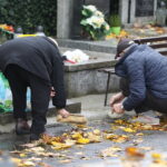 28.10.2023. Kielce. Sprzątanie grobów / Fot. Wiktor Taszłow - Radio Kielce