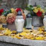 28.10.2023. Kielce. Sprzątanie grobów / Fot. Wiktor Taszłow - Radio Kielce