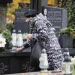 28.10.2023. Kielce. Sprzątanie grobów / Fot. Wiktor Taszłow - Radio Kielce