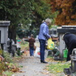 28.10.2023. Kielce. Sprzątanie grobów / Fot. Wiktor Taszłow - Radio Kielce