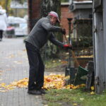 28.10.2023. Kielce. Sprzątanie grobów / Fot. Wiktor Taszłow - Radio Kielce