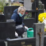 28.10.2023. Kielce. Sprzątanie grobów / Fot. Wiktor Taszłow - Radio Kielce