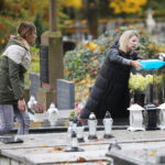 28.10.2023. Kielce. Sprzątanie grobów / Fot. Wiktor Taszłow - Radio Kielce