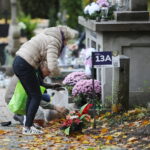 28.10.2023. Kielce. Sprzątanie grobów / Fot. Wiktor Taszłow - Radio Kielce