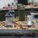 28.10.2023. Kielce. Sprzątanie grobów / Fot. Wiktor Taszłow - Radio Kielce