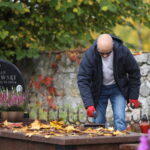 28.10.2023. Kielce. Sprzątanie grobów / Fot. Wiktor Taszłow - Radio Kielce