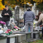28.10.2023. Kielce. Sprzątanie grobów / Fot. Wiktor Taszłow - Radio Kielce
