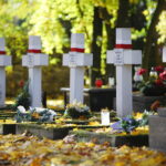 Kieleccy Patrioci porządkują groby bohaterów - Radio Kielce