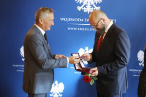 04.10.2023. Kielce. Wręczenie odznaczeń państwowych. Na zdjęciu (od lewej): Zbigniew Koniusz - wojewoda świętokrzyski i Tadeusz Franczak-Prochowski / Fot. Wiktor Taszłow - Radio Kielce