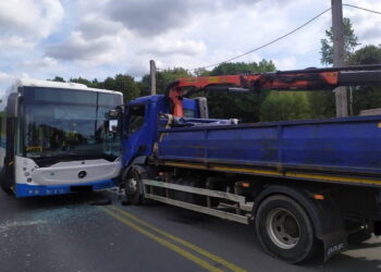 Osiem osób przewiezionych do szpitali po zderzeniu autobusu i ciężarówki