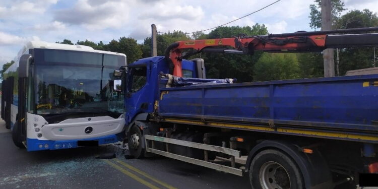 Osiem osób przewiezionych do szpitali po zderzeniu autobusu i ciężarówki