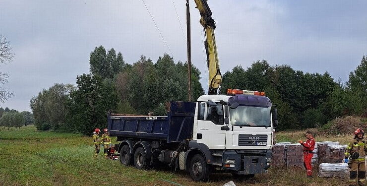 Dwóch mężczyzn nie żyje. Dźwig zahaczył o linię energetyczną